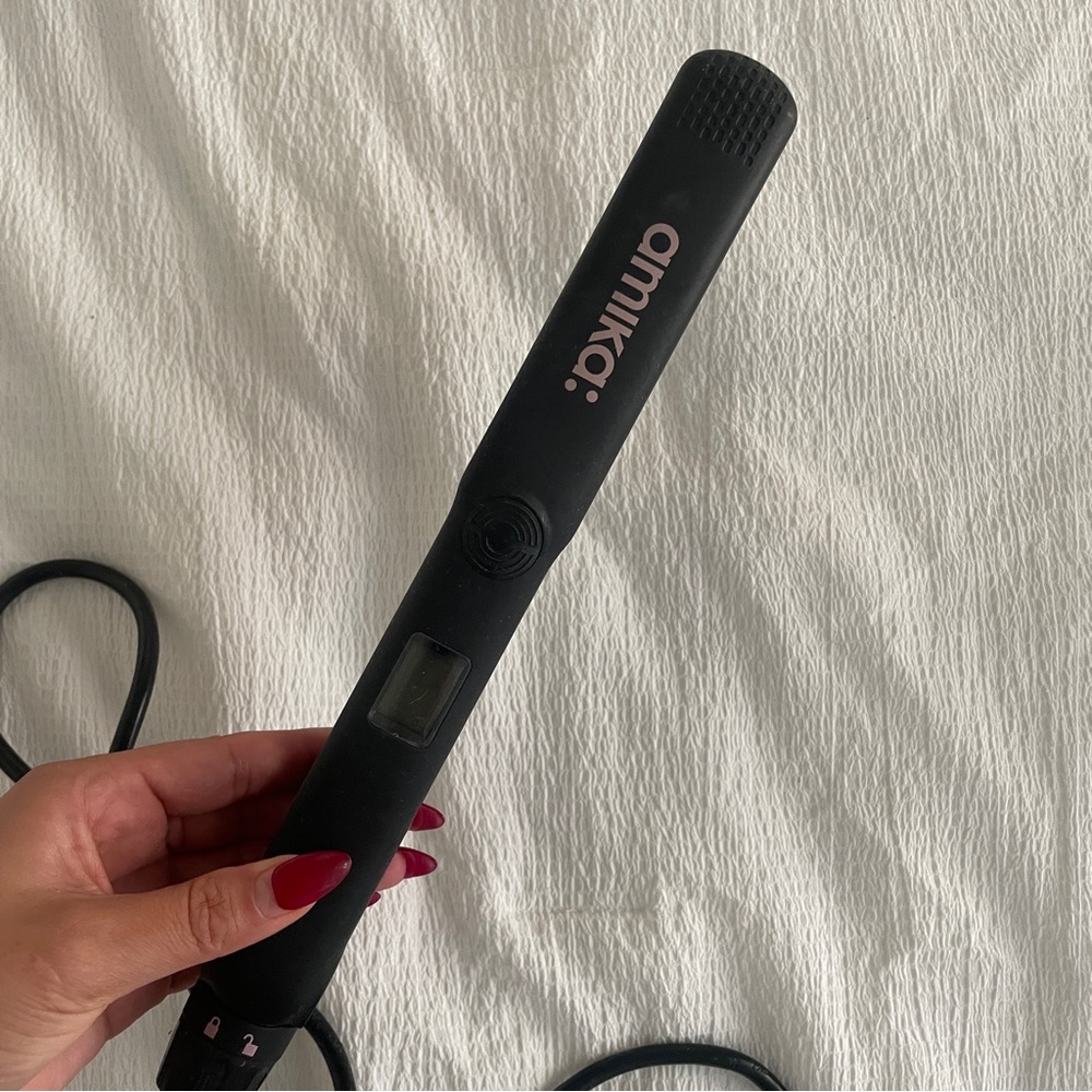Amika hair straightener